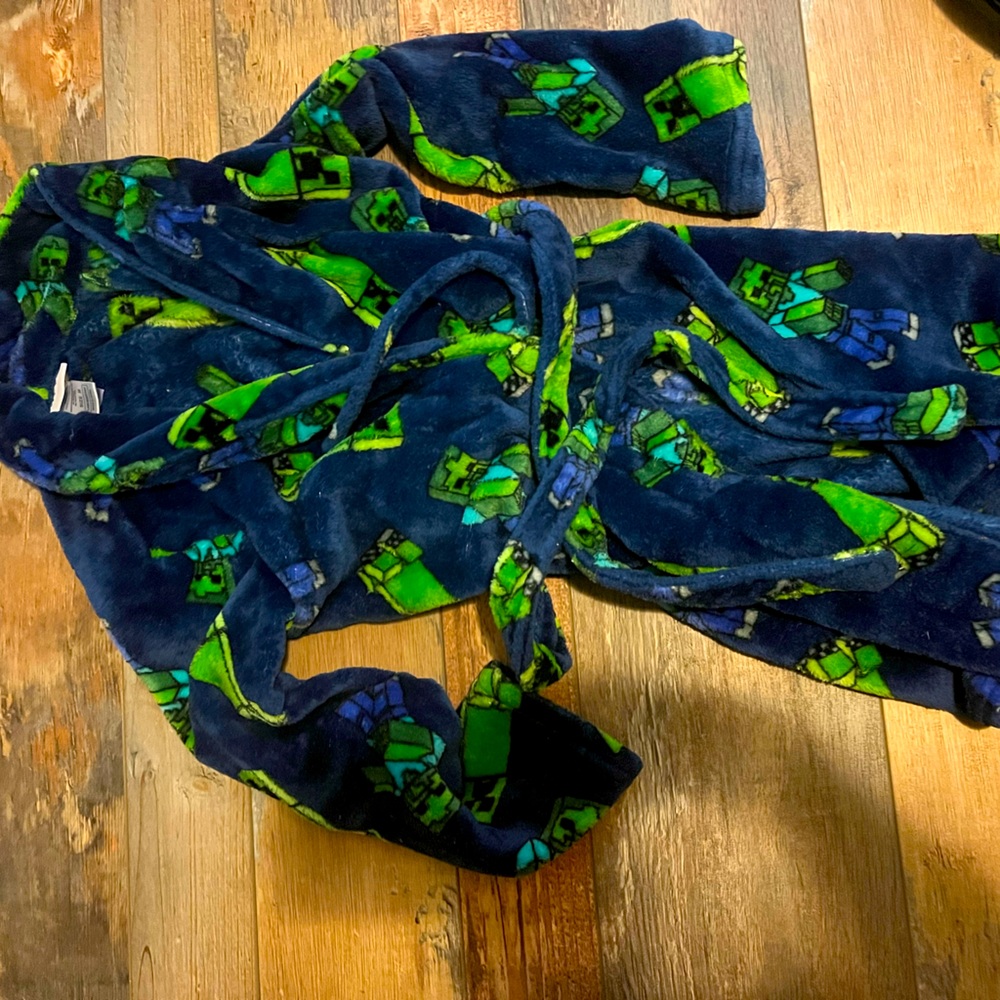Child’s Med Minecraft super soft robe like new